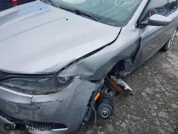 2015 Chrysler 200 S z VIN 1C3CCCBB4FN724861, wystawiony jako IAAI lot #39997320 z przebiegiem 113 501 mil mil oraz . Historia ofert i sprzedaży dostępna na DreamBid. Obrazek 6.