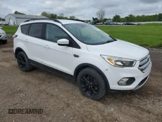 2018 Ford Escape SE z VIN 1FMCU9G97JUB48596, wystawiony jako Copart lot #56388505 z przebiegiem 96 996 mil mil oraz Czysty tytuł • Clean title. Historia ofert i sprzedaży dostępna na DreamBid. Obrazek 4.