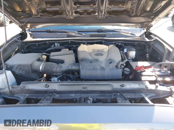 2018 Toyota Tacoma SR5 z VIN 3TMAZ5CN0JM077058, wystawiony jako IAAI lot #41685472 z przebiegiem 37 945 mil mil oraz . Historia ofert i sprzedaży dostępna na DreamBid. Obrazek 10.