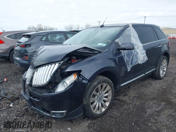 2013 Lincoln MKX z VIN 2LMDJ8JKXDBL40306, wystawiony jako IAAI lot #42163230 z przebiegiem 148 248 mil mil oraz . Historia ofert i sprzedaży dostępna na DreamBid. Obrazek 2.