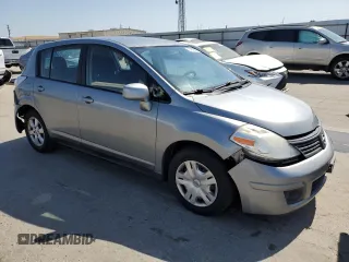 2011 Nissan Versa S z VIN 3N1BC1CP2BL469761, wystawiony jako Copart lot #57906935 z przebiegiem 178 416 mil mil oraz Szkoda całkowita • Salvage title. Historia ofert i sprzedaży dostępna na DreamBid. Obrazek 4.