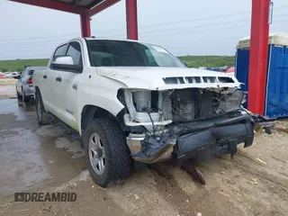 2018 Toyota Tundra SR5 z VIN 5TFDW5F17JX705271, wystawiony jako IAAI lot #42494525 z przebiegiem 174 311 mil mil oraz . Historia ofert i sprzedaży dostępna na DreamBid. Obrazek 1.