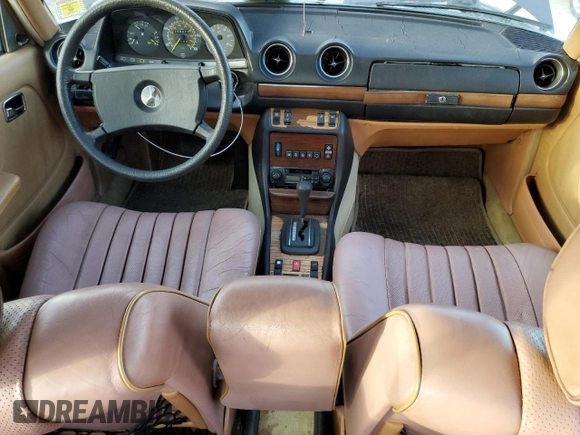 1983 Mercedes-Benz 300 D z VIN WDBAB33A8DB025998, wystawiony jako Copart lot #79548214 z przebiegiem 232 276 mil mil oraz Czysty tytuł • Clean title. Historia ofert i sprzedaży dostępna na DreamBid. Obrazek 8.