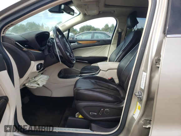 2015 Lincoln MKC z VIN 5LMCJ1A97FUJ07358, wystawiony jako Copart lot #54928855 z przebiegiem 85 844 mil mil oraz Szkody całkowita. Historia ofert i sprzedaży dostępna na DreamBid. Obrazek 7.