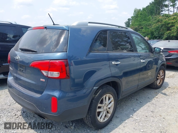 2014 Kia Sorento LX z VIN 5XYKT3A67EG502722, wystawiony jako IAAI lot #42411696 z przebiegiem 104 018 mil mil oraz . Historia ofert i sprzedaży dostępna na DreamBid. Obrazek 4.