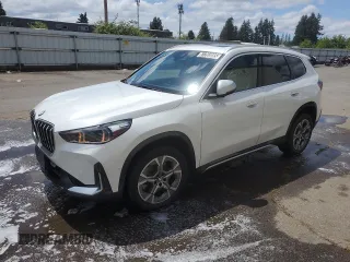 2024 BMW X1 xDrive28i z VIN WBX73EF01R5Z19955, wystawiony jako Copart lot #61263085 z przebiegiem 21 897 mil mil oraz Czysty tytuł • Clean title. Historia ofert i sprzedaży dostępna na DreamBid. Obrazek 1.