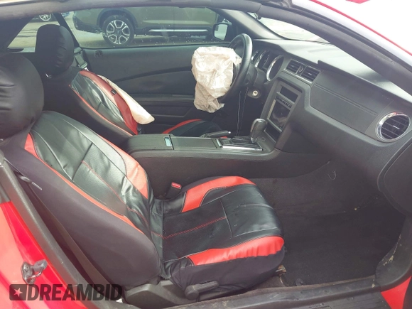 2013 Ford Mustang V6 z VIN 1ZVBP8EM4D5221864, wystawiony jako IAAI lot #42525497 z przebiegiem 130 482 mil mil oraz . Historia ofert i sprzedaży dostępna na DreamBid. Obrazek 5.
