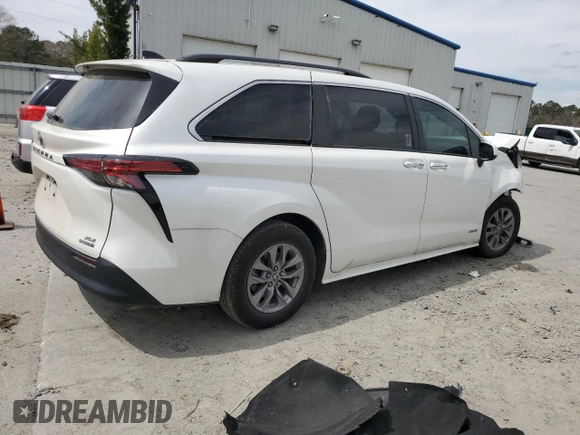 2021 Toyota Sienna XLE with VIN 5TDYRKEC9MS055993, listed as a Copart auction lot 49035865 with 52,257 mi miles and Salvage Title. Bid and sale history available at carsss.com. Image 3.