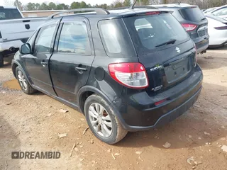 2013 Suzuki SX4 Crossover z VIN JS2YB5A35D6100607, wystawiony jako IAAI lot #41605648 z przebiegiem 64 685 mil mil oraz . Historia ofert i sprzedaży dostępna na DreamBid. Obrazek 3.