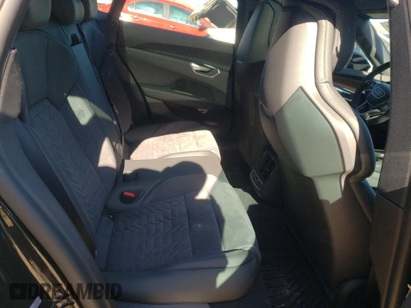2023 Audi e-tron GT Premium Plus z VIN WAUFJBFW6P7002994, wystawiony jako Copart lot #50310483 z przebiegiem 1682 mil mil oraz . Historia ofert i sprzedaży dostępna na DreamBid. Obrazek 10.
