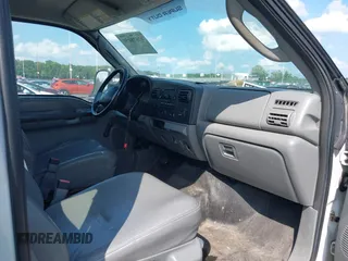 2006 Ford F-250 XL z VIN 1FTSX21526EC48594, wystawiony jako IAAI lot #42678050 z przebiegiem 45 547 mil mil oraz . Historia ofert i sprzedaży dostępna na DreamBid. Obrazek 5.