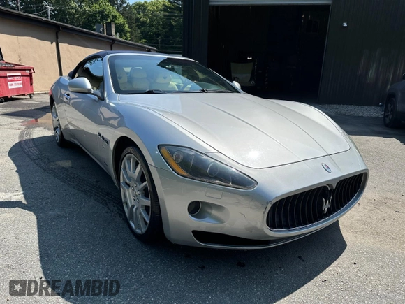 2010 Maserati GranTurismo z VIN ZAM45KMA2A0051367, wystawiony jako Copart lot #66652475 z przebiegiem 43 225 mil mil oraz Czysty tytuł • Clean title. Historia ofert i sprzedaży dostępna na DreamBid. Obrazek 1.