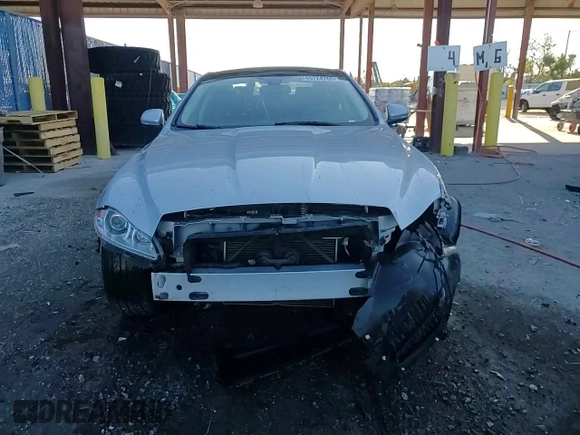 2015 Jaguar XJ Portfolio z VIN SAJWJ2GD9F8V81151, wystawiony jako Copart lot #45724765 z przebiegiem 77 392 mil mil oraz Szkoda całkowita • Salvage title. Historia ofert i sprzedaży dostępna na DreamBid. Obrazek 14.