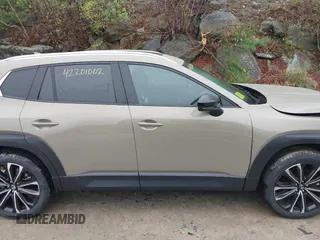 2025 Mazda CX-50 Premium z VIN 7MMVABDY2SN339010, wystawiony jako IAAI lot #42201002 z przebiegiem 36 mil mil oraz . Historia ofert i sprzedaży dostępna na DreamBid. Obrazek 13.
