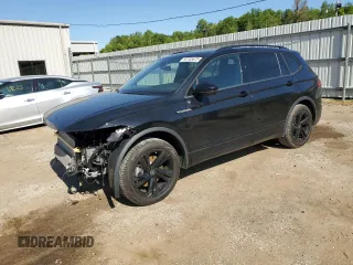 2024 Volkswagen Tiguan SE R-Line Black z VIN 3VVCB7AX5RM230267, wystawiony jako Copart lot #52185675 z przebiegiem Nie podano mil oraz Szkoda całkowita • Salvage title. Historia ofert i sprzedaży dostępna na DreamBid. Obrazek 1.