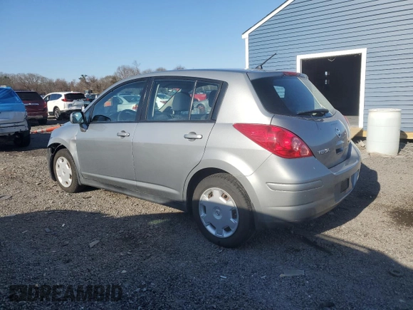 2009 Nissan Versa S z VIN 3N1BC13E29L501164, wystawiony jako Copart lot #52091975 z przebiegiem 95 963 mil mil oraz Czysty tytuł • Clean title. Historia ofert i sprzedaży dostępna na DreamBid. Obrazek 2.