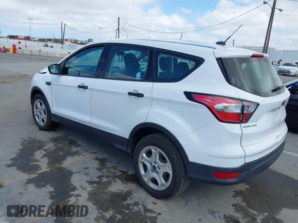 2018 Ford Escape S z VIN 1FMCU0F78JUA56974, wystawiony jako IAAI lot #42232294 z przebiegiem 63 511 mil mil oraz . Historia ofert i sprzedaży dostępna na DreamBid. Obrazek 3.