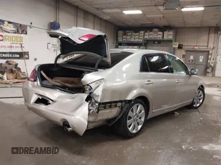2007 Toyota Avalon XL z VIN 4T1BK36B17U232618, wystawiony jako IAAI lot #41633305 z przebiegiem 171 971 mil mil oraz . Historia ofert i sprzedaży dostępna na DreamBid. Obrazek 4.