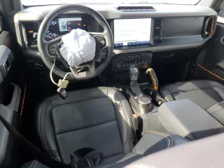 2023 Ford Bronco z VIN 1FMEE5DPXPLA82044, wystawiony jako Copart lot #55742035 z przebiegiem 50 397 mil mil oraz Szkoda całkowita • Salvage title. Historia ofert i sprzedaży dostępna na DreamBid. Obrazek 8.
