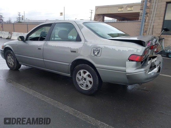 1998 Toyota Camry LE z VIN JT2BG22K7W0225872, wystawiony jako IAAI lot #41252434 z przebiegiem 160 763 mil mil oraz . Historia ofert i sprzedaży dostępna na DreamBid. Obrazek 3.
