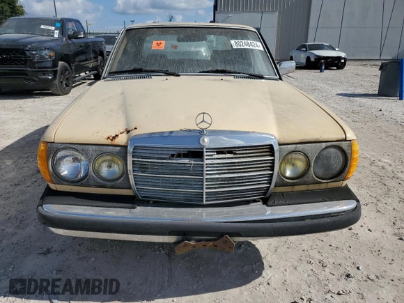 1982 Mercedes-Benz 300 D z VIN WDBAB33A7CB008365, wystawiony jako Copart lot #80248424 z przebiegiem 234 488 mil mil oraz Czysty tytuł • Clean title. Historia ofert i sprzedaży dostępna na DreamBid. Obrazek 5.