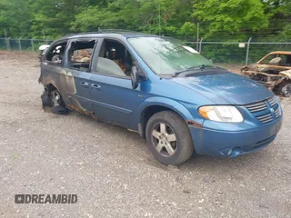 2005 Dodge Caravan SXT z VIN 2D4GP44LX5R300649, wystawiony jako IAAI lot #42251092 z przebiegiem 100 592 mil mil oraz . Historia ofert i sprzedaży dostępna na DreamBid. Obrazek 1.