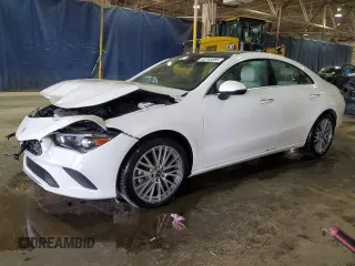 2023 Mercedes-Benz CLA 250 z VIN W1K5J4HB0PN329851, wystawiony jako Copart lot #52745595 z przebiegiem 28 763 mil mil oraz Nie do naprawy • Non repairable. Historia ofert i sprzedaży dostępna na DreamBid. Obrazek 1.