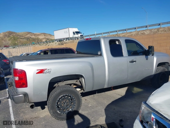 2010 Chevrolet Silverado 1500 LT with VIN 1GCSKSE35AZ261428, listed as a IAAI auction lot 41643928 with 136,282 mi miles. Bid and sale history available at carsss.com. Image 13.