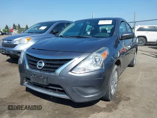 2018 Nissan Versa SV z VIN 3N1CN7AP1JL872116, wystawiony jako IAAI lot #42149712 z przebiegiem 131 990 mil mil oraz . Historia ofert i sprzedaży dostępna na DreamBid. Obrazek 2.