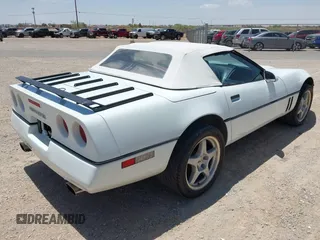 1990 Chevrolet Corvette z VIN 1G1YY3384L5108491, wystawiony jako IAAI lot #42566008 z przebiegiem 133 568 mil mil oraz . Historia ofert i sprzedaży dostępna na DreamBid. Obrazek 4.