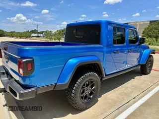 2024 Jeep Gladiator Sport S with VIN 1C6HJTAG0RL123040, listed as a IAAI auction lot 42628429 with 15,046 mi miles and . Bid and sale history available at DreamBid. Image 4.