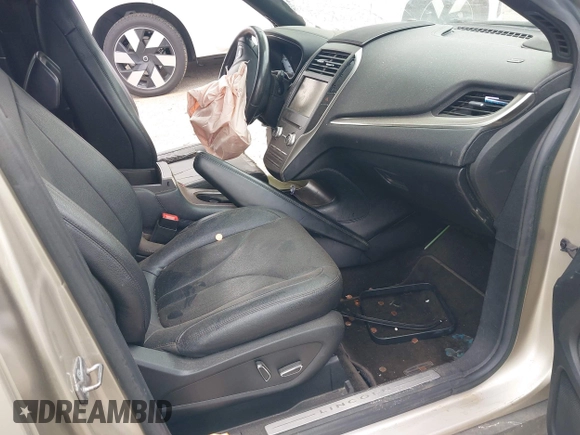 2015 Lincoln MKC z VIN 5LMCJ1A92FUJ19837, wystawiony jako IAAI lot #41948224 z przebiegiem Nie podano mil oraz . Historia ofert i sprzedaży dostępna na DreamBid. Obrazek 5.