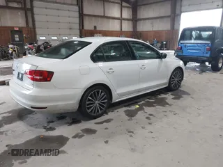 2015 Volkswagen Jetta SE z VIN 3VWD17AJ2FM427343, wystawiony jako IAAI lot #42520443 z przebiegiem 60 409 mil mil oraz . Historia ofert i sprzedaży dostępna na DreamBid. Obrazek 4.