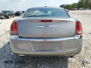 2014 Chrysler 300 z VIN 2C3CCAAG0EH157167, wystawiony jako Copart lot #54758765 z przebiegiem 107 138 mil mil oraz Szkoda całkowita • Salvage title. Historia ofert i sprzedaży dostępna na DreamBid. Obrazek 6.