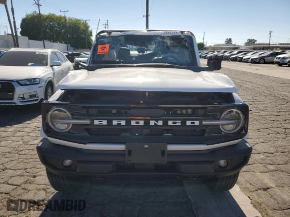 2025 Ford Bronco Outer Banks z VIN 1FMDE8BH3SLA77107, wystawiony jako Copart lot #63737525 z przebiegiem 1 790 mil mil oraz Szkoda całkowita • Salvage title. Historia ofert i sprzedaży dostępna na DreamBid. Obrazek 5.