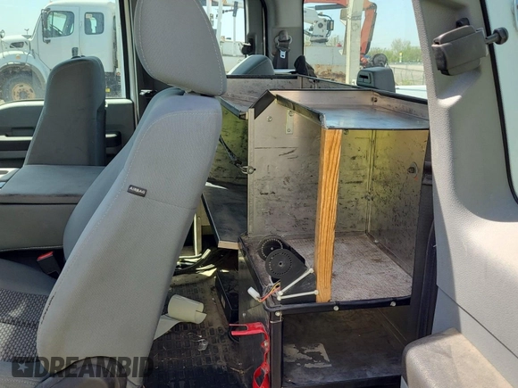 2011 Ford F-350 z VIN 1FD7X3B68BEC03720, wystawiony jako IAAI lot #42409023 z przebiegiem 332 380 mil mil oraz . Historia ofert i sprzedaży dostępna na DreamBid. Obrazek 4.