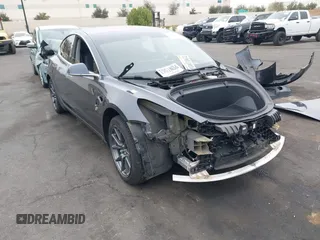 2018 Tesla Model 3 Long Range Battery z VIN 5YJ3E1EA5JF018986, wystawiony jako IAAI lot #41885313 z przebiegiem 87 318 mil mil oraz . Historia ofert i sprzedaży dostępna na DreamBid. Obrazek 1.