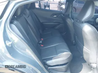 2023 Toyota Prius LE z VIN JTDADABU6P3001399, wystawiony jako IAAI lot #42137395 z przebiegiem 37 716 mil mil oraz . Historia ofert i sprzedaży dostępna na DreamBid. Obrazek 8.