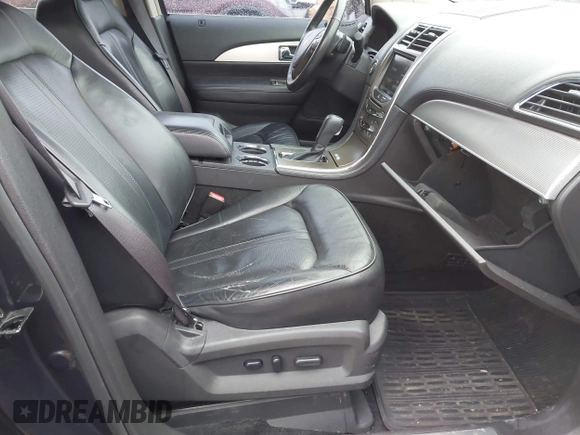 2013 Lincoln MKX z VIN 2LMDJ8JK4DBL30807, wystawiony jako IAAI lot #42199404 z przebiegiem 153 475 mil mil oraz . Historia ofert i sprzedaży dostępna na DreamBid. Obrazek 5.
