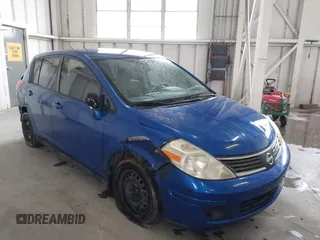 2009 Nissan Versa S z VIN 3N1BC13E69L485597, wystawiony jako IAAI lot #41868190 z przebiegiem 142 692 mil mil oraz . Historia ofert i sprzedaży dostępna na DreamBid. Obrazek 1.