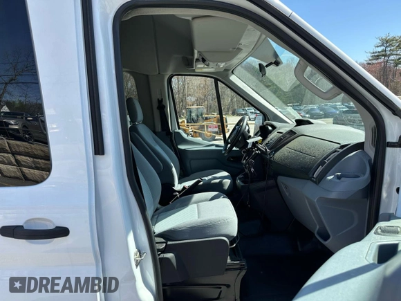 2018 Ford Transit z VIN 1FDAX2XV9JKA27938, wystawiony jako Copart lot #53981395 z przebiegiem 141 024 mil mil oraz Czysty tytuł • Clean title. Historia ofert i sprzedaży dostępna na DreamBid. Obrazek 6.