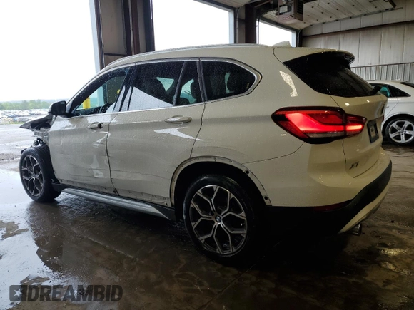 2020 BMW X1 xDrive28i z VIN WBXJG9C09L5P27695, wystawiony jako Copart lot #57039795 z przebiegiem 53 242 mil mil oraz Szkoda całkowita • Salvage title. Historia ofert i sprzedaży dostępna na DreamBid. Obrazek 2.