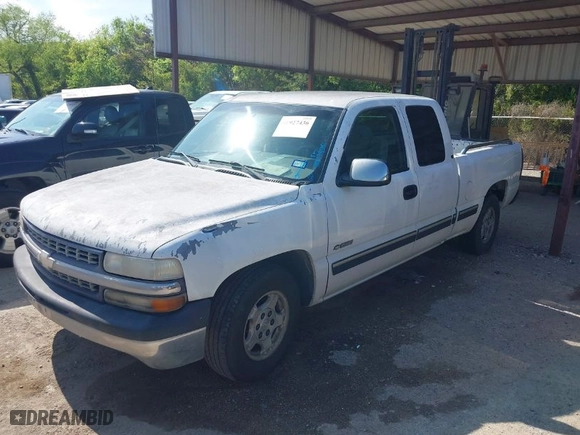 2000 Chevrolet Silverado 1500 LS with VIN 2GCEC19T5Y1372384, listed as a IAAI auction lot 41927436 with 384,813 mi miles. Bid and sale history available at carsss.com. Image 2.