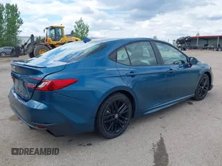 2025 Toyota Camry LE z VIN 4T1DAACK4SU518573, wystawiony jako IAAI lot #42368770 z przebiegiem 30 727 mil mil oraz . Historia ofert i sprzedaży dostępna na DreamBid. Obrazek 4.