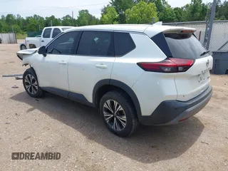 2021 Nissan Rogue SV z VIN 5N1AT3BB7MC725557, wystawiony jako IAAI lot #42172629 z przebiegiem 105 460 mil mil oraz . Historia ofert i sprzedaży dostępna na DreamBid. Obrazek 3.