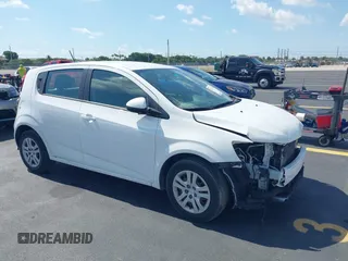 2019 Chevrolet Sonic LT z VIN 1G1JG6SB9K4142045, wystawiony jako IAAI lot #42133174 z przebiegiem 62 822 mil mil oraz . Historia ofert i sprzedaży dostępna na DreamBid. Obrazek 1.