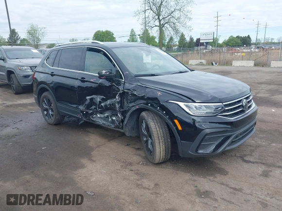 2024 Volkswagen Tiguan SE with VIN 3VVMB7AX7RM042855, listed as a IAAI auction lot 42223748 with 14,077 mi miles and . Bid and sale history available at DreamBid. Image 1.
