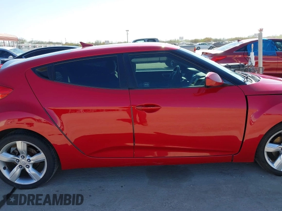 2013 Hyundai Veloster w/Gray Int z VIN KMHTC6AD0DU118150, wystawiony jako IAAI lot #41796309 z przebiegiem 249 384 mil mil oraz . Historia ofert i sprzedaży dostępna na DreamBid. Obrazek 13.