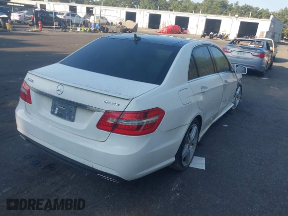 2013 Mercedes-Benz E-Class E 350 Luxury with VIN WDDHF8JB3DA767833, listed as a IAAI auction lot 40347863 with 90,981 mi miles. Bid and sale history available at carsss.com. Image 4.