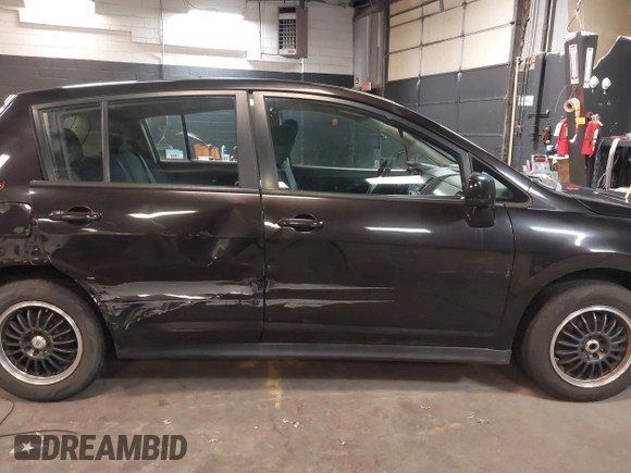 2011 Nissan Versa S z VIN 3N1BC1CPXBL497663, wystawiony jako IAAI lot #42340806 z przebiegiem 305 403 mil mil oraz . Historia ofert i sprzedaży dostępna na DreamBid. Obrazek 13.